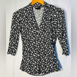 Vince Camuto Women’s V Neck Top Black and White Printed , 3/4 sleeves Size PS